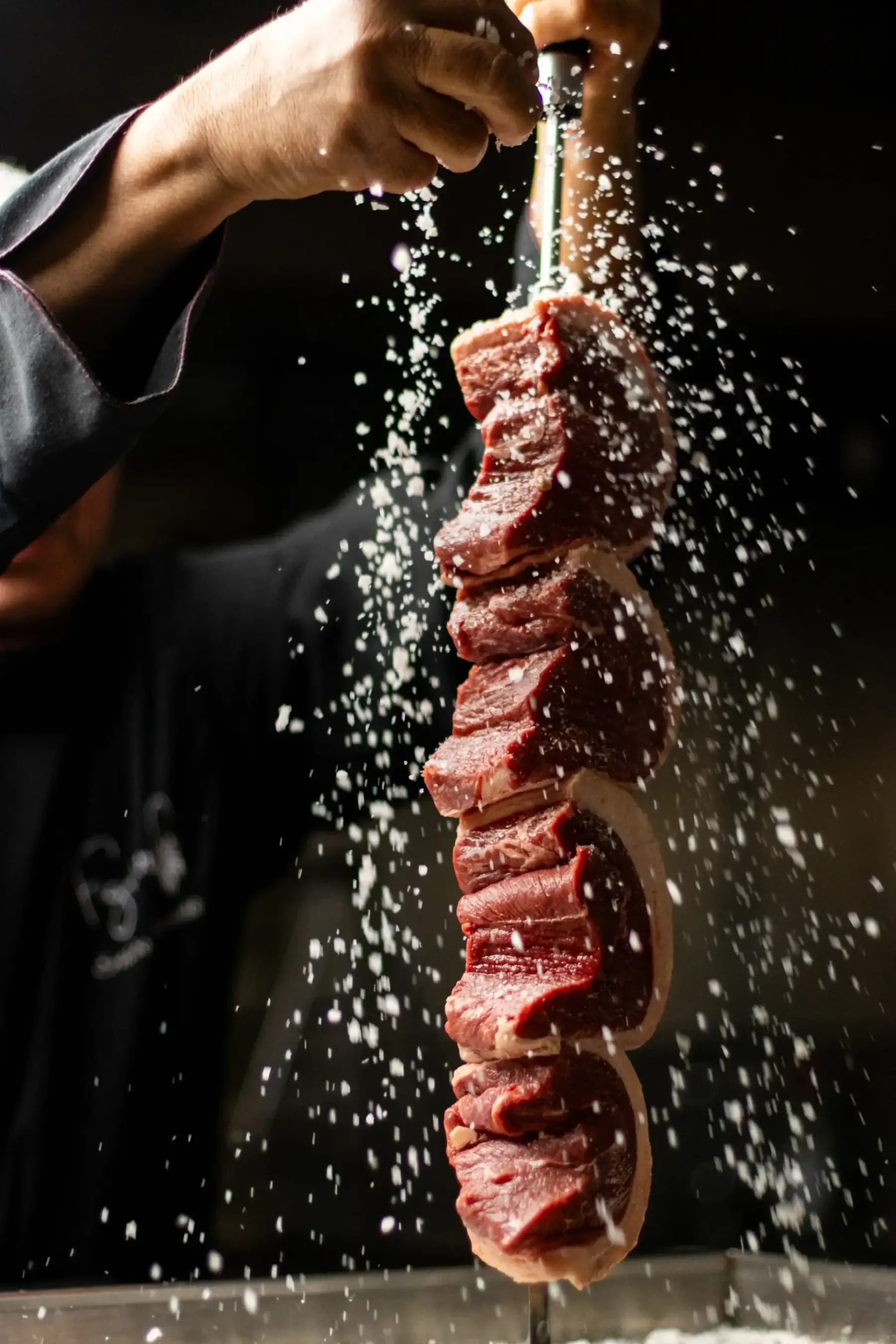 Preparação de carne na grelha do Restaurante Figueiral